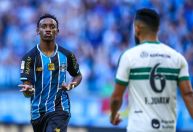 Grêmio aproveita expulsão, bate Coritiba e retoma vitórias no Brasileiro