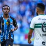 Grêmio aproveita expulsão, bate Coritiba e retoma vitórias no Brasileiro