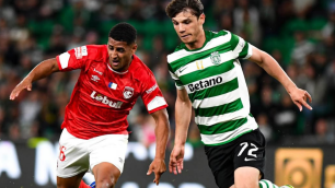 Sporting derrota Santa Clara de virada e segue firme na luta pelo título português