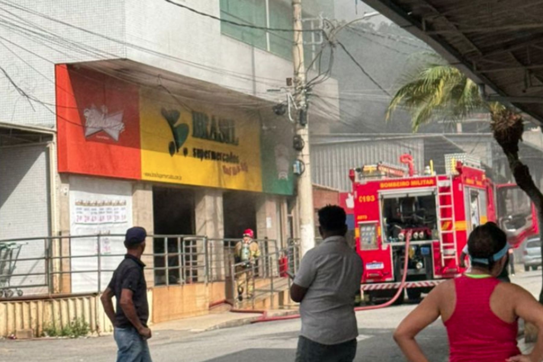 Incêndio atinge supermercado e mobiliza bombeiros no bairro Timirim, em Timóteo