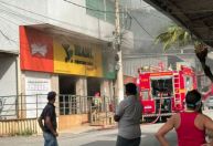 Incêndio atinge supermercado e mobiliza bombeiros no bairro Timirim, em Timóteo