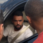 Jogadores do Corinthians são cobrados por torcedores na porta do CT