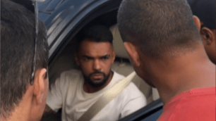 Jogadores do Corinthians são cobrados por torcedores na porta do CT