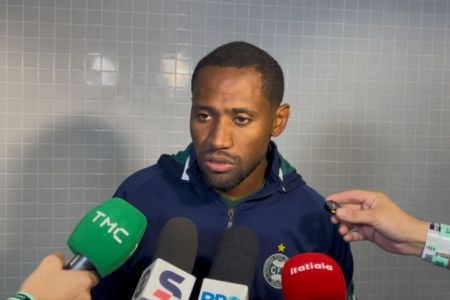 Tinga, do Coritiba, concede entrevista na zona mista da Arena do Grêmio