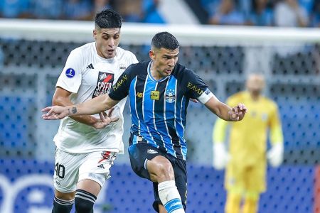 Balbuena como capitão do Grêmio em duelo com o Deportivo Riestra