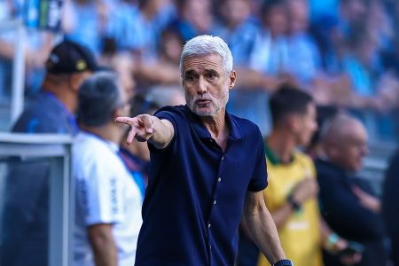 Luís Castro à beira do campo na Arena do Grêmio, em Porto Alegre, contra o Coritiba