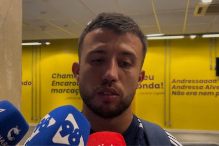 Matheus Henrique na zona mista do Mineirão, em Belo Horizonte, após a derrota do Cruzeiro para o Catolica