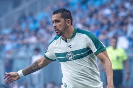 Bruno Melo, lateral-esquerdo do Coritiba, em ação contra o Grêmio