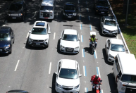 Comissão da Câmara aprova PL que cria faixa para motos nas capitais e rodovias