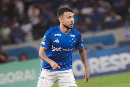 Matheus Henrique em ação pelo Cruzeiro na derrota para o U. Católica pela Libertadores