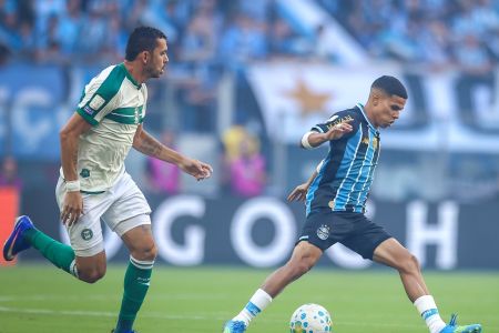 Bruno Melo, do Coritiba, antes de dar uma entrada forte em Enamorado, do Grêmio, e ser expulso