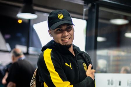 Arezo, atacante que atua no Peñarol e pertence ao Grêmio