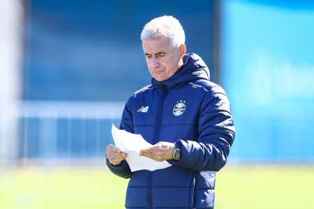 Luís Castro em treino do Grêmio antes do jogo com o Palestino-CHI