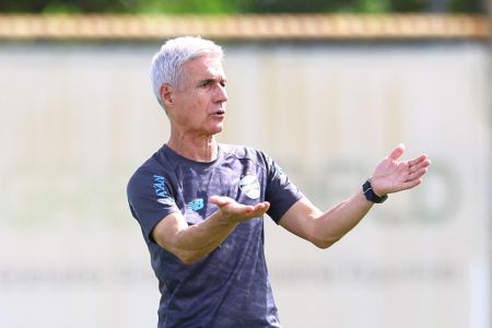 Luís Castro em treino do Grêmio no CT Luiz Carvalho, em Porto Alegre