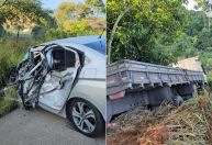 Batida entre carro e caminhão deixa ao menos um morto na BR-262, em MG