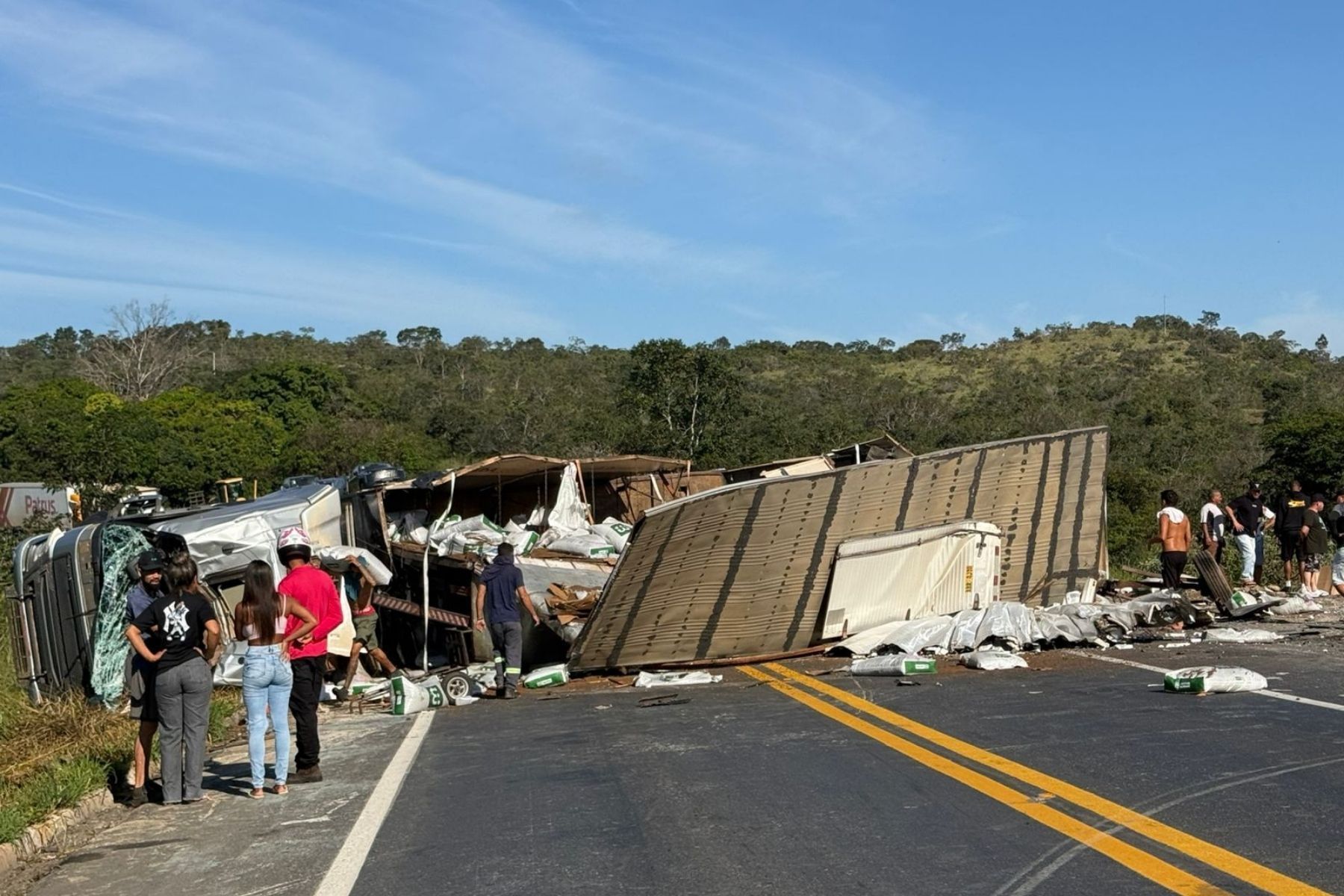 Batida entre caminhão e outros 2 veículos deixa ao menos dois mortos na BR-251, em MG