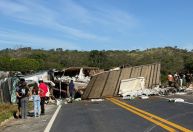 Batida entre carro e caminhão deixa ao menos dois mortos na BR-251, em MG