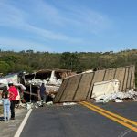 Batida entre carro e caminhão deixa ao menos dois mortos na BR-251, em MG