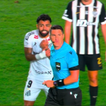 Santos x Atlético: Gabigol leva cartão por reclamação após gol anulado