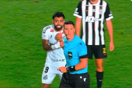 Gabigol reclamou da anulação de seu gol contra o Atlético