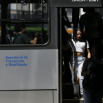 RJ cria lei de proteção a mulheres em ônibus, apps e táxis; saiba detalhes