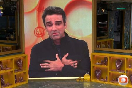 Tadeu Schmidt quebrou o protocolo na noite de domingo (19)