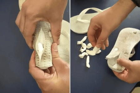 Agentes penais retiram papelotes de dentro do chinelo