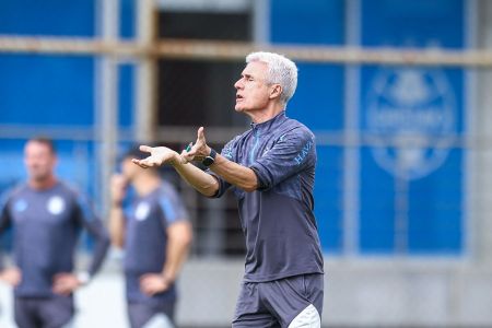 Luís Castro em treino do Grêmio no CT Luiz Carvalho, em Porto Alegre
