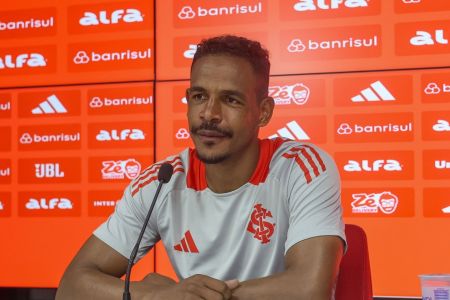 Fernando Reges na sala de coletivas, quando jogador do Internacional