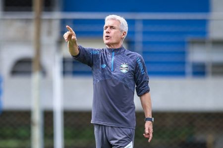 Luís Castro, técnico do Grêmio, em treino antes de duelo com o Cruzeiro