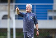 Pressionado, Luís Castro tem jogo contra Cruzeiro como chance de resposta no Grêmio