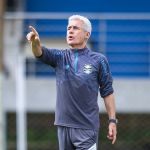 Pressionado, Luís Castro tem jogo contra Cruzeiro como chance de resposta no Grêmio