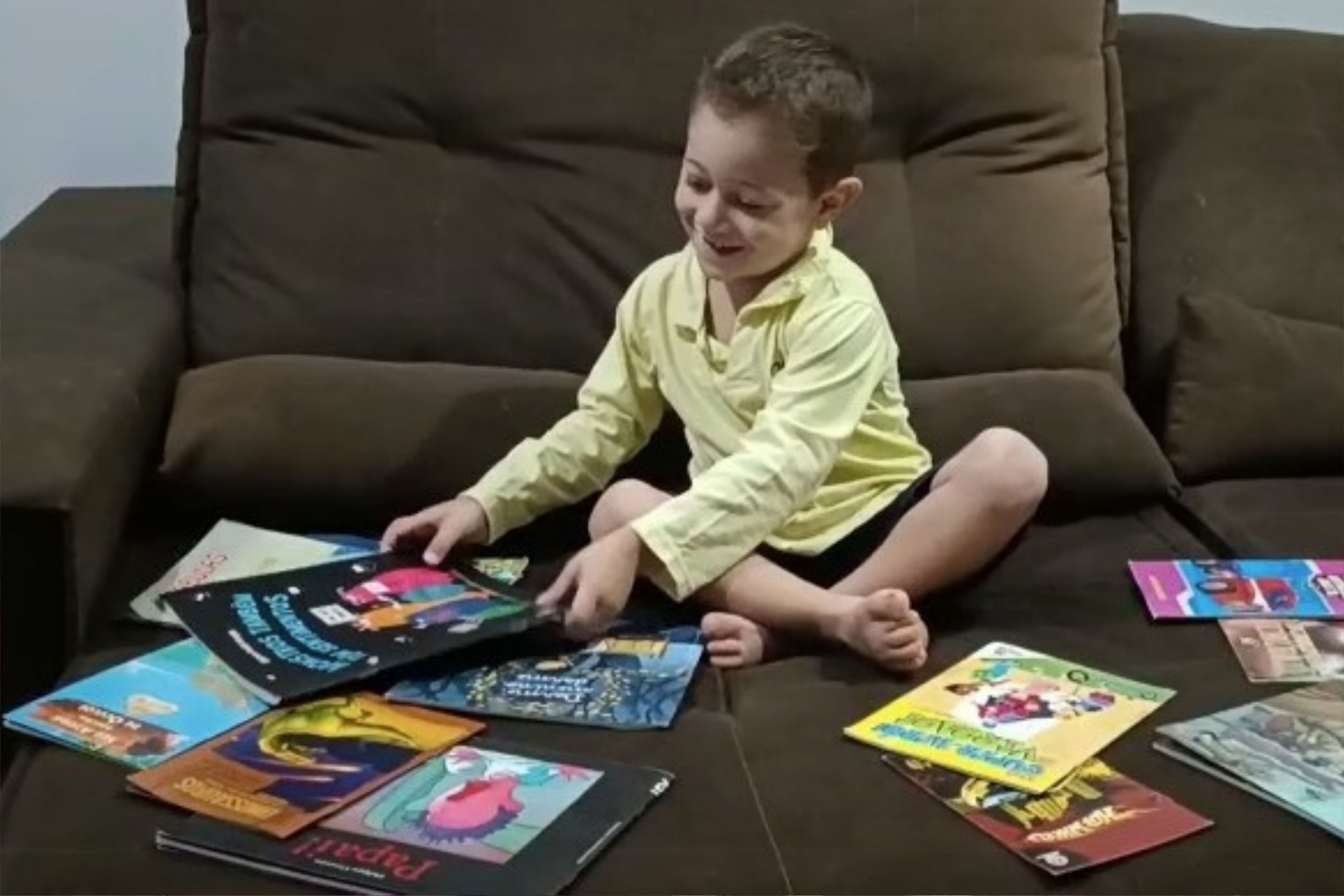 Dia do Livro: Heitor, de apenas 4 anos, quebra recorde em biblioteca de EMEI em BH