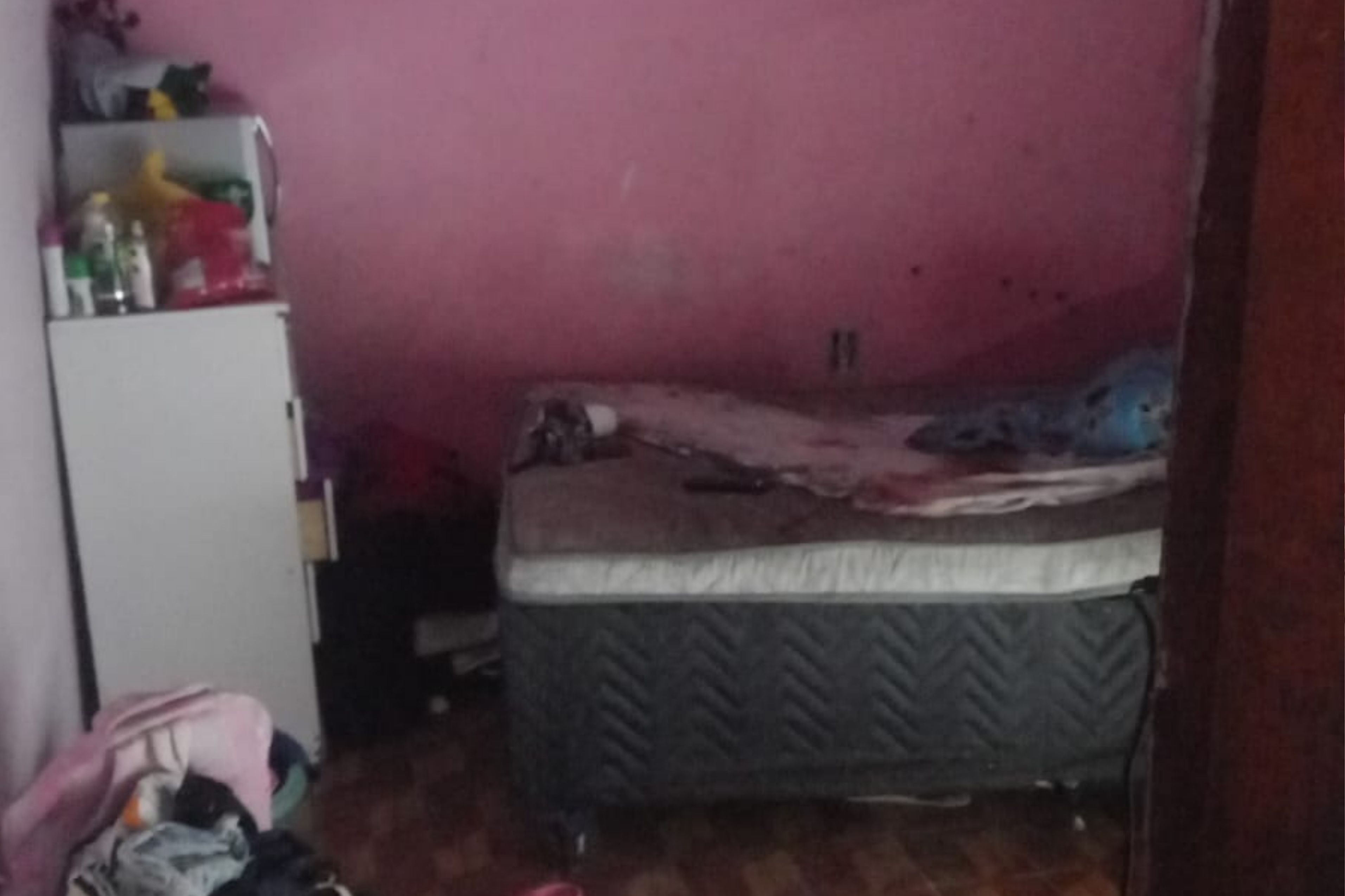 Suspeitos invadem casa e atiram contra homem deitado ao lado da esposa na Grande BH