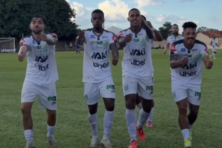 Jogadores do Uberlândia fazem comemoração em homenagem à nova parceria