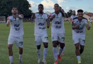 Jogadores do Uberlândia homenageiam novo patrocinador em comemoração na Série D