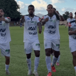 Jogadores do Uberlândia homenageiam novo patrocinador em comemoração na Série D