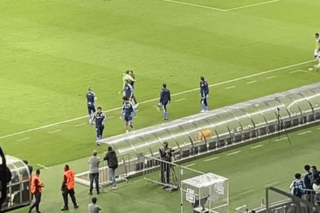 Cunha recebe abraço de Artur Jorge após assistência