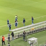 Goleiro do Cruzeiro anota assistência contra o Vitória e ganha abraço de Artur Jorge