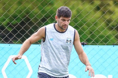 Kannemann em treino do Grêmio antes de desconforto muscular