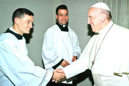 Padre Leandro Pereira com o Papa Francisco • Arquivo Pessoal
