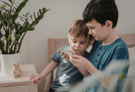 Quem tem quase zero comunicação com irmãos tem 9 experiências únicas na infância