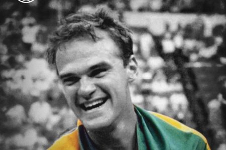 Foto publicada pelo Grêmio em homenagem a carreira e vida de Oscar Schmidt