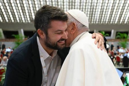 O jornalista italiano Salvatore Cernuzio com o Papa Francisco • Vatican Media