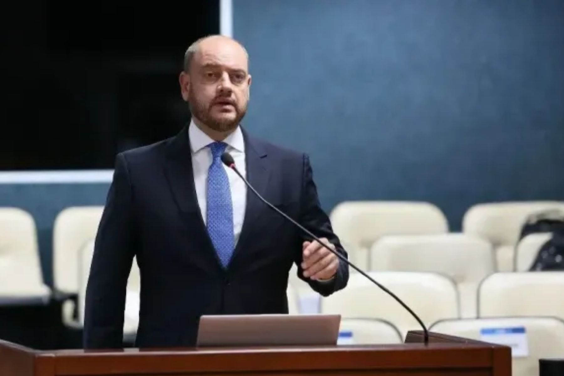 Governo interino do RJ trava repasse milionário aprovado no fim da gestão Castro