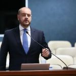 Governo interino do RJ trava repasse milionário aprovado no fim da gestão Castro