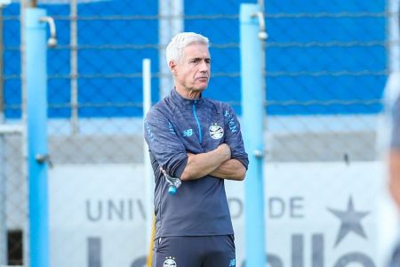 Luís Castro em treino pelo Grêmio antes de duelo com o Cruzeiro