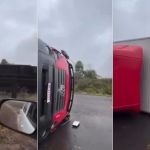 Caminhão tomba com a força do vento durante temporal no RS; veja imagens