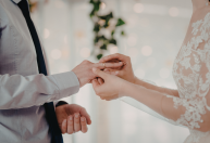 Estudo revela idade considerada ideal para se casar e ter filhos; confira