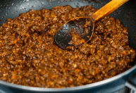 Por que é preciso cozinhar carne moída com bicarbonato de sódio: o que isso significa?